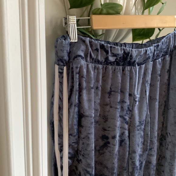 Velour sweat pants with side stripes - Picture 3 of 5